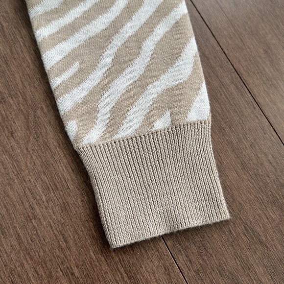 Banana Republic cream and white colour zebra pattern cardigan size S. worn 1x - Picture 3 of 7